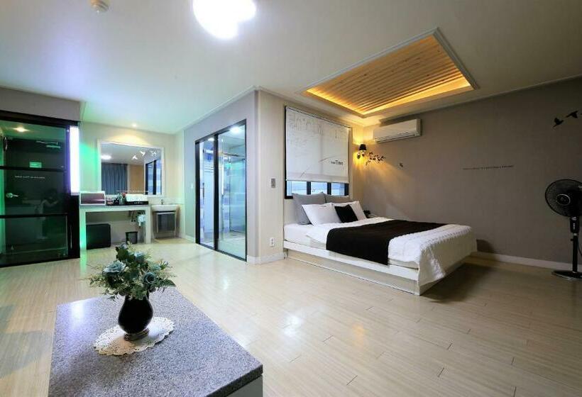 غرفة سوبيريور, Time