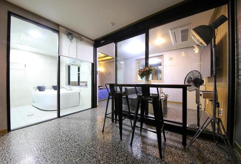 غرفة ديلوكس, Time