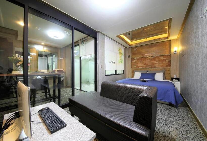 غرفة ديلوكس, Time