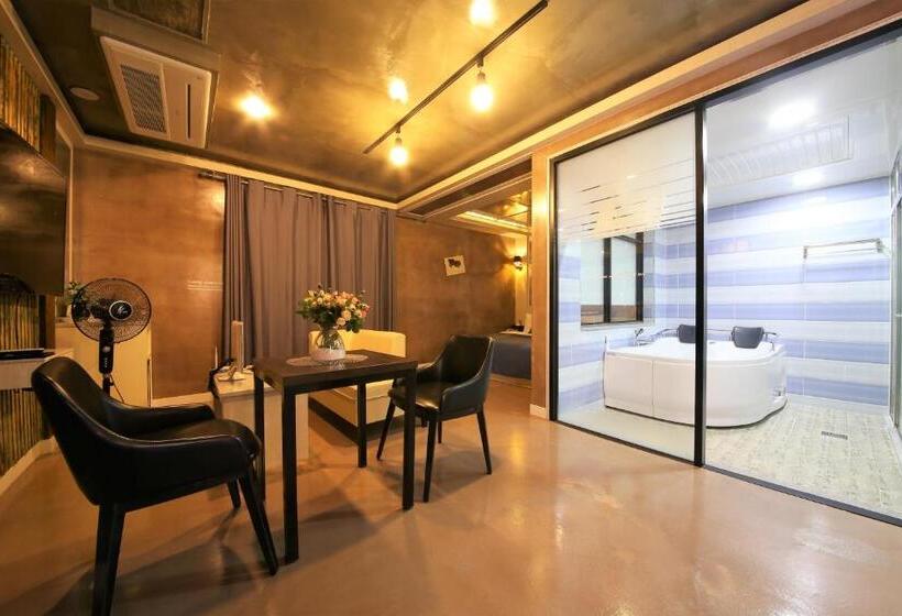 غرفة ديلوكس, Time