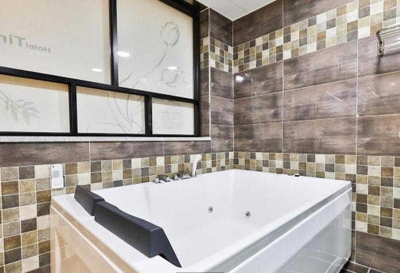 جناح ديلوكس, Time