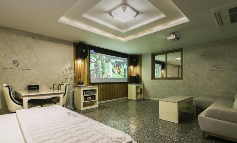 جناح ديلوكس, Time