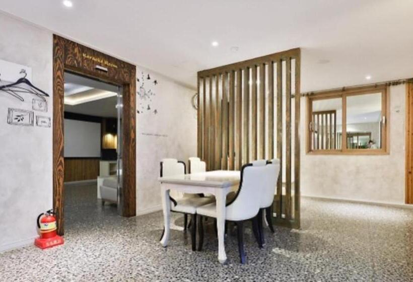 جناح ديلوكس, Time