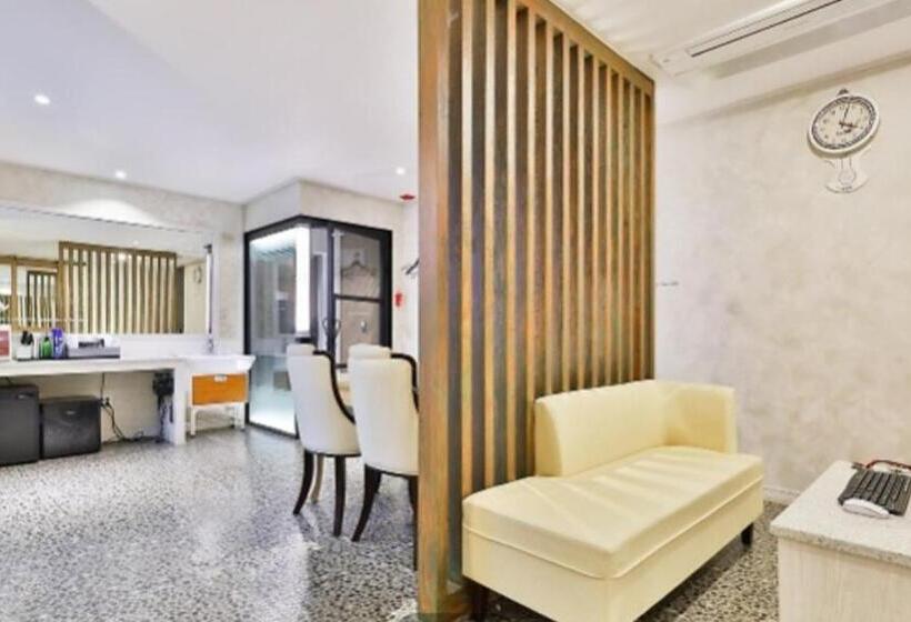 جناح ديلوكس, Time