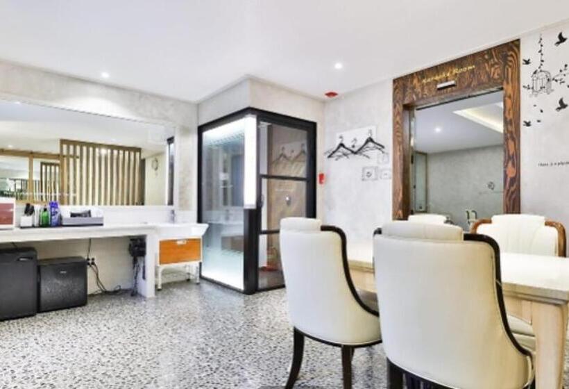 جناح ديلوكس, Time