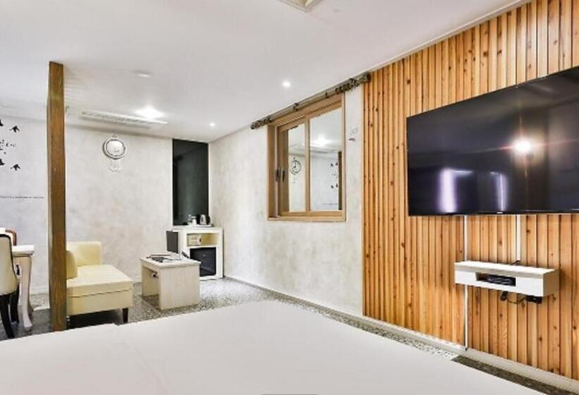 جناح ديلوكس, Time