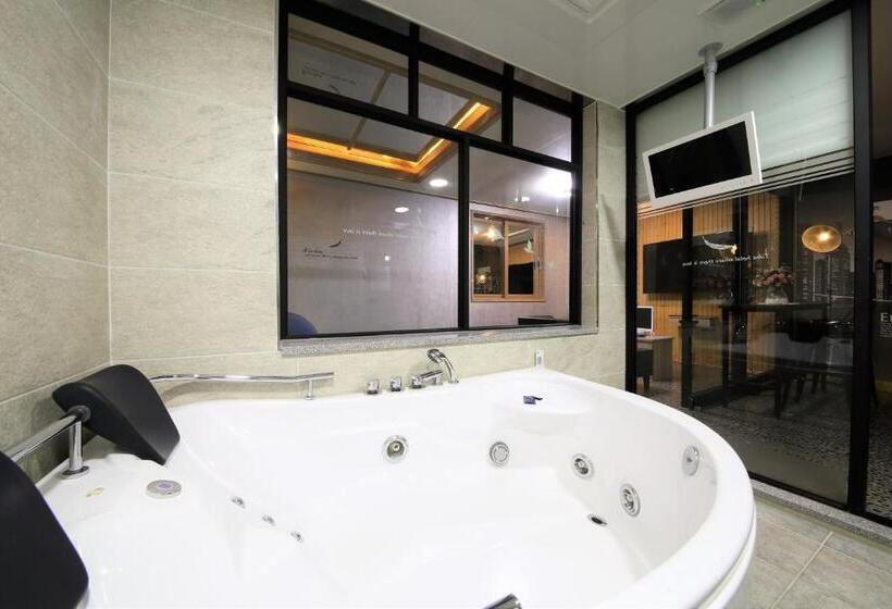 غرفة سوبيريور, Time