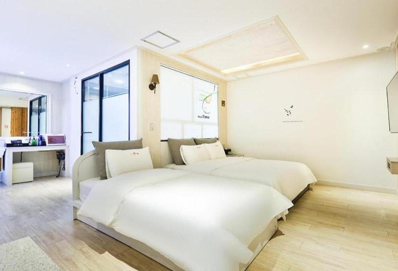 غرفة سوبيريور, Time