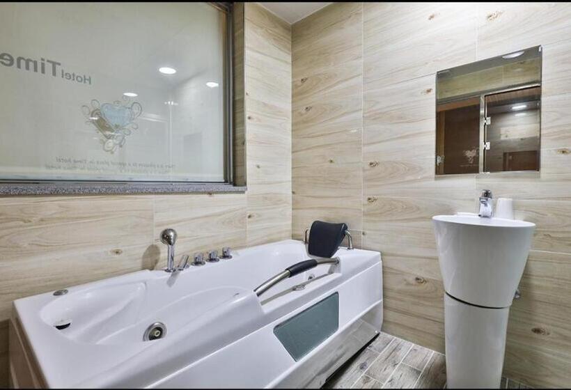 غرفة قياسية, Time