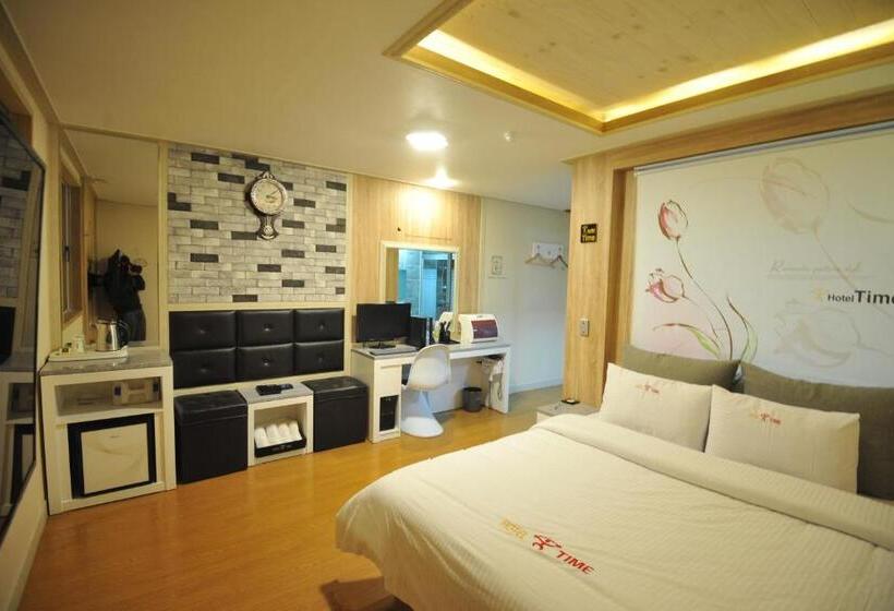 غرفة قياسية, Time