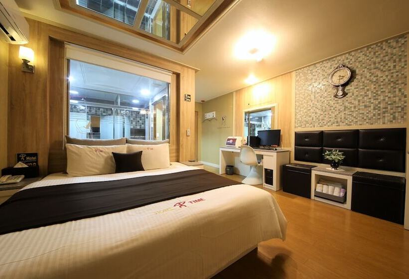 غرفة قياسية, Time