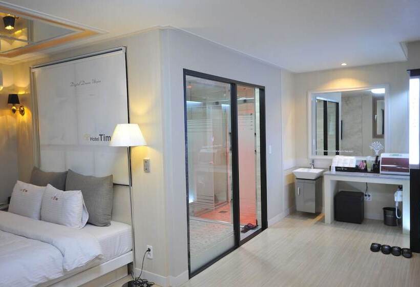 غرفة سوبيريور, Time