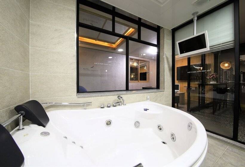 غرفة ديلوكس, Time