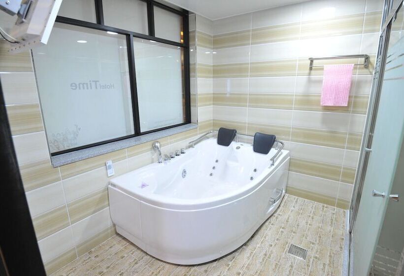 غرفة ديلوكس, Time