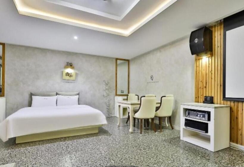 جناح ديلوكس, Time