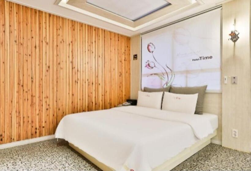 جناح ديلوكس, Time