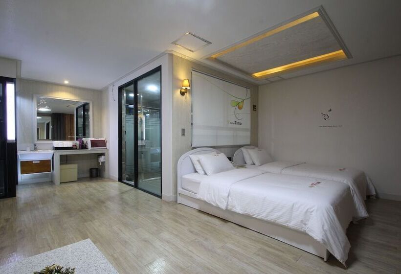 غرفة ديلوكس, Time