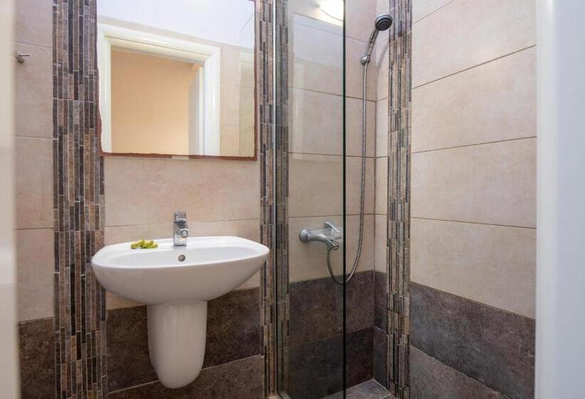 חדר משפחתי, Villa Maria