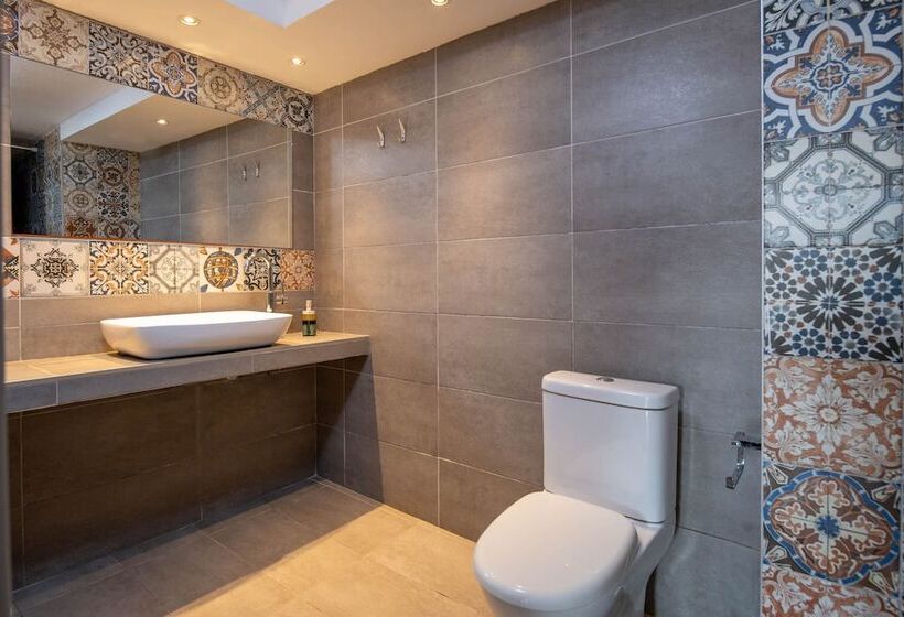 חדר משפחתי, Villa Maria