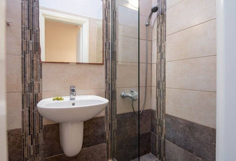 חדר משפחתי, Villa Maria