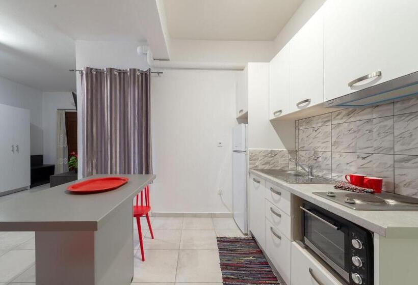 스탠다드 스튜디오, Byron