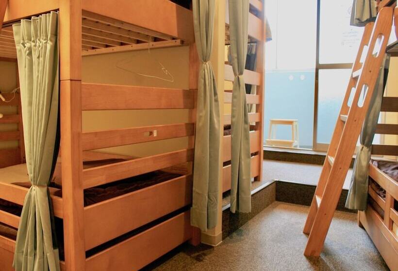 سرير فى غرفة مشتركه, Osaka Guesthouse Hive   Hostel