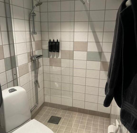 标准单人间, L Garvaren