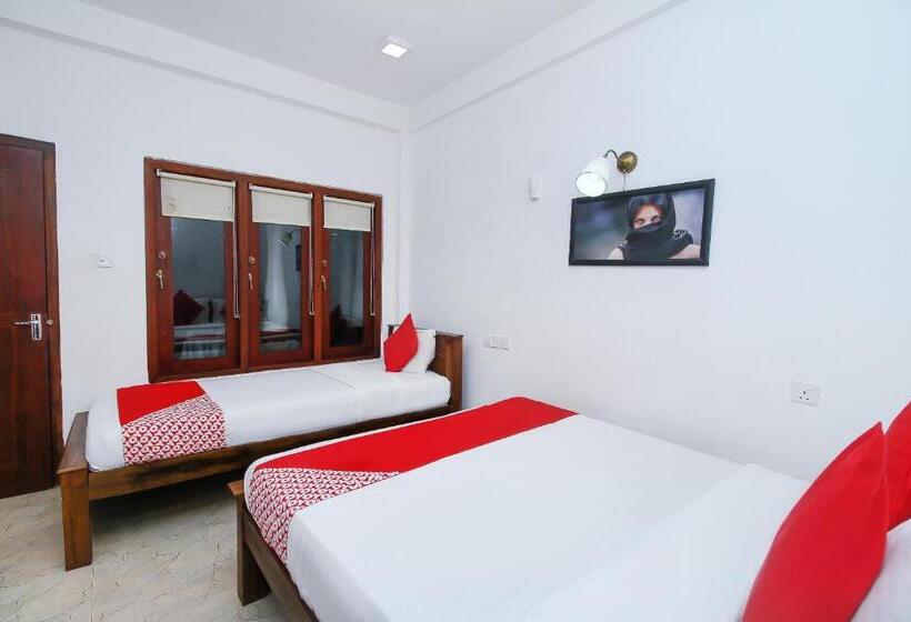 غرفة إدارية ثلاثية, Lucas