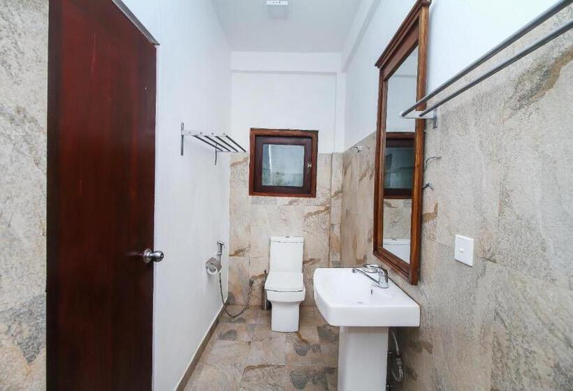 غرفة إدارية ثلاثية, Lucas