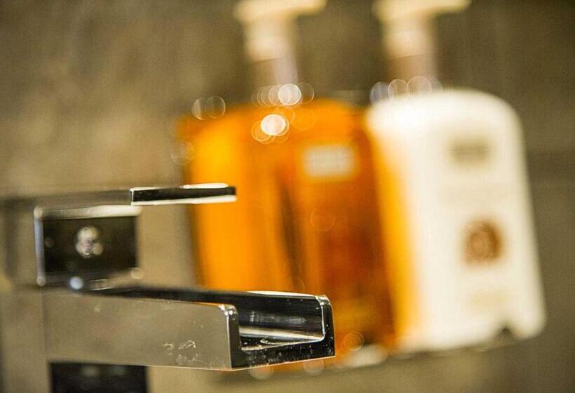 חדר קלאסי, The Waterside