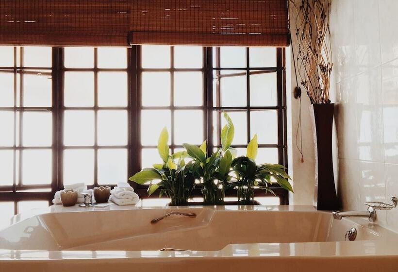 エクゼクティブスイート, Coral Tree Inn