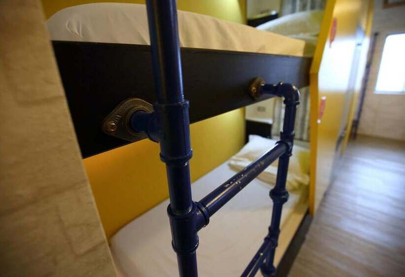 ルームシェアのワンベッド, 蜂巢膠囊旅店   Hive B&b