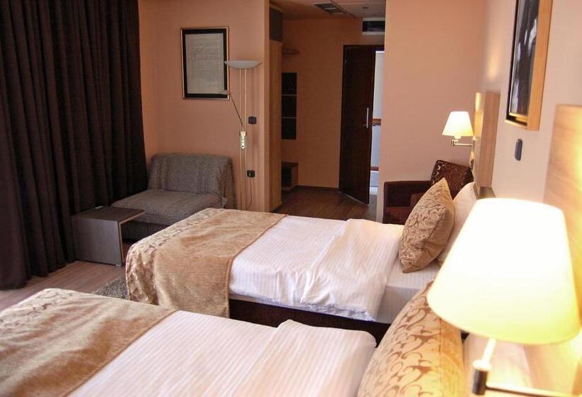 اتاق سوپریور, Hill