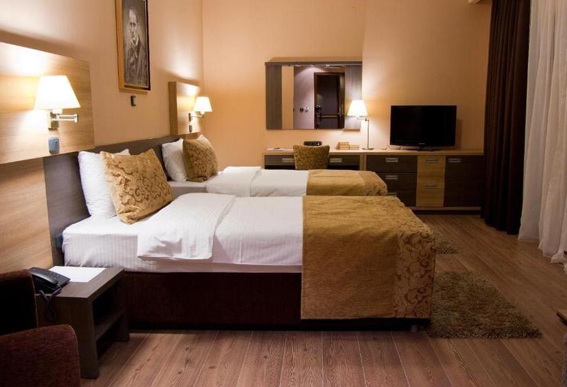 اتاق سوپریور, Hill