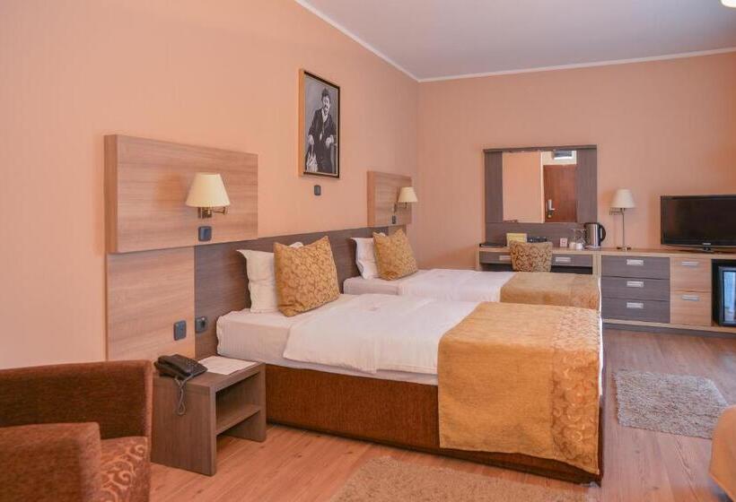 اتاق سوپریور, Hill