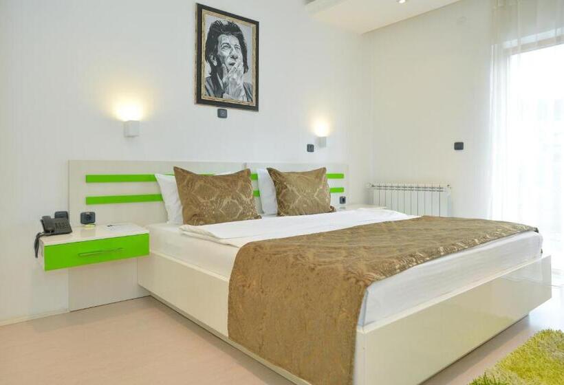 سوئیت با بالکن, Hill