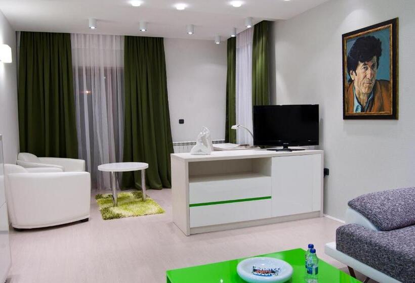 سوئیت با بالکن, Hill