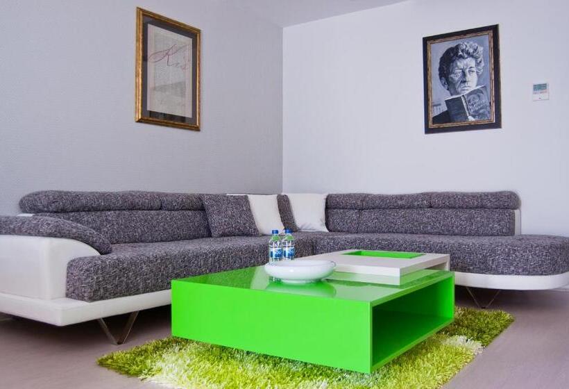 سوئیت با بالکن, Hill