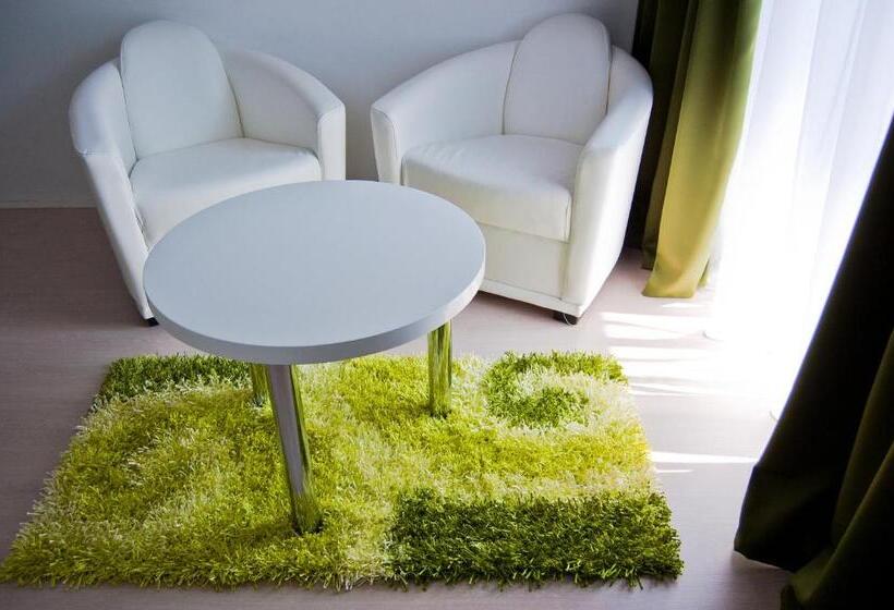 سوئیت با بالکن, Hill