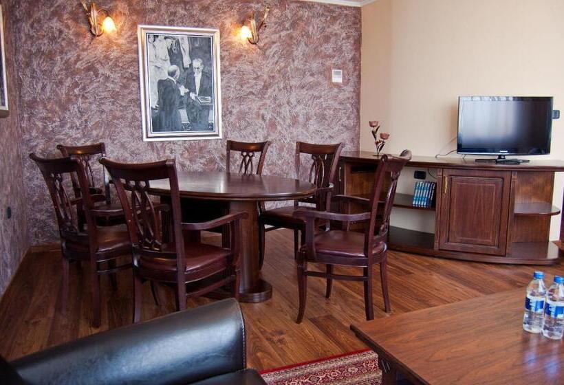 Suite with Terrace, Hill