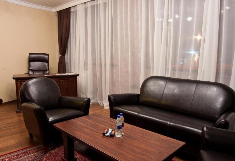 Suite with Terrace, Hill