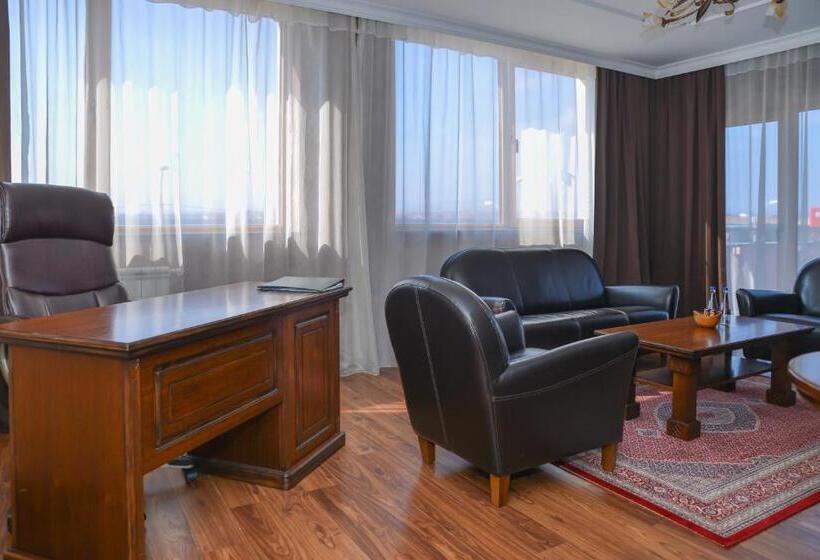 Suite with Terrace, Hill