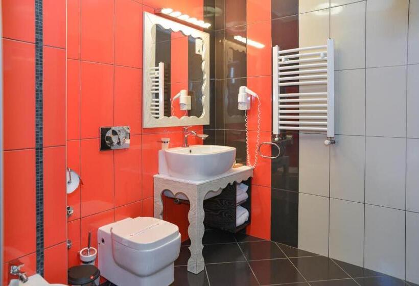 سوئیت با وان آب گرم, Hill