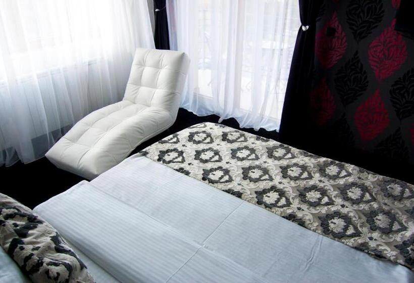 سوئیت با وان آب گرم, Hill