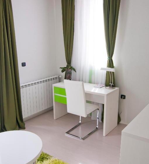 سوئیت با بالکن, Hill