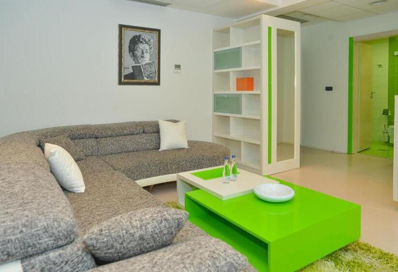 سوئیت با بالکن, Hill