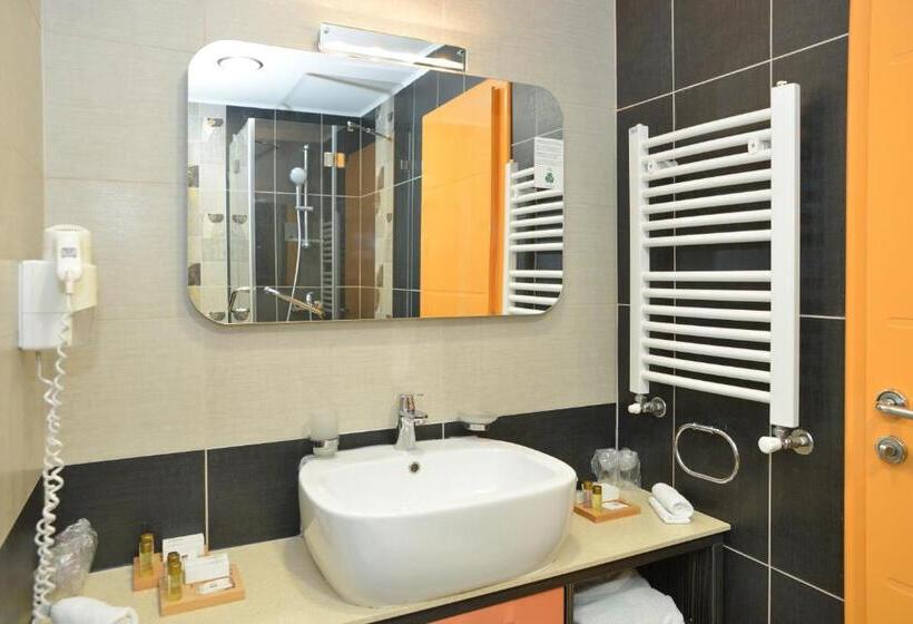 سوئیت با بالکن, Hill