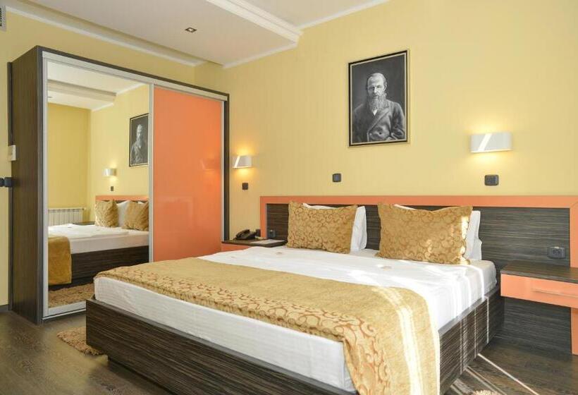 سوئیت با بالکن, Hill