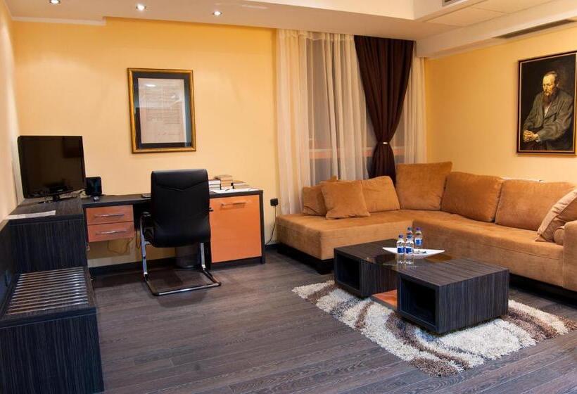 سوئیت با بالکن, Hill