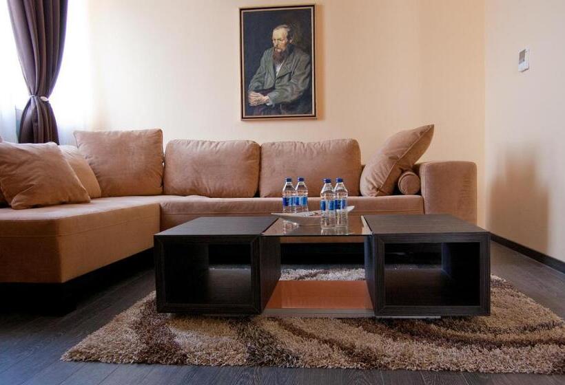 سوئیت با بالکن, Hill